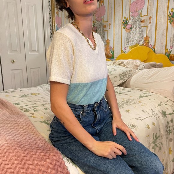 70s Blue and white colourblocked knitted acrylic vneck sweater shirt - Picture 4 of 11